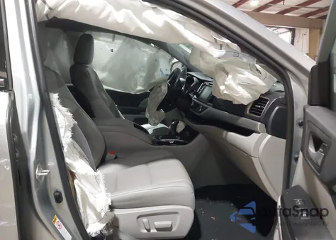 2019 Toyota Highlander Xle z USA, uszkodzony, nr VIN 5TDKZRFH3KS559252